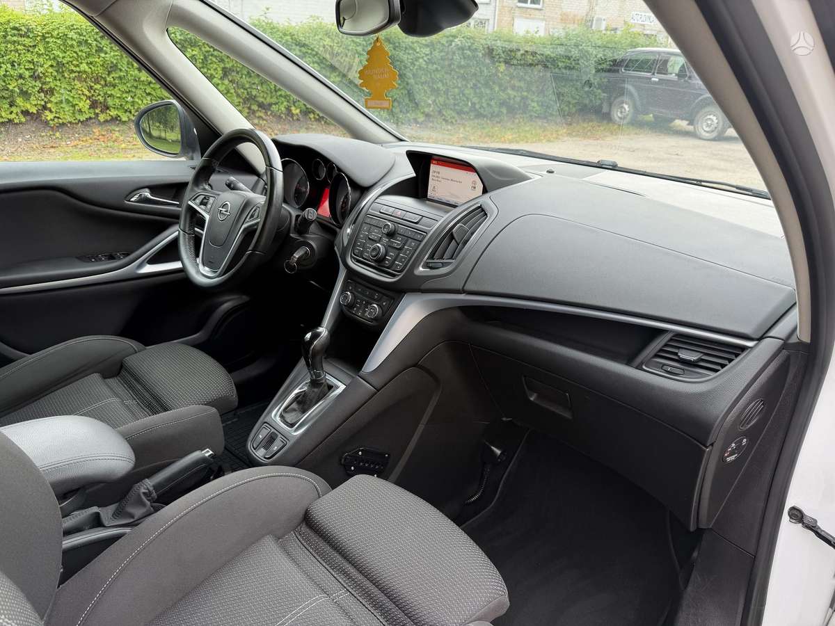 Opel Zafira 2014 — photo 24