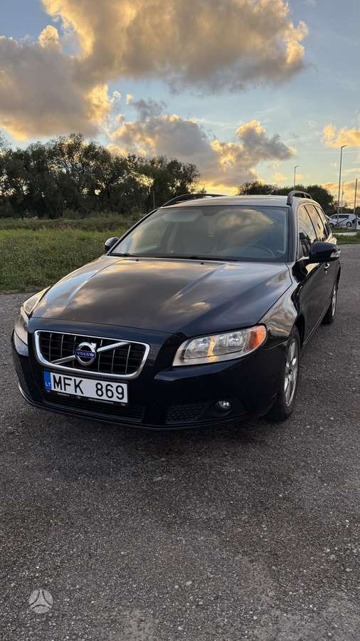 Volvo V70 2010 — вигляд ззаду