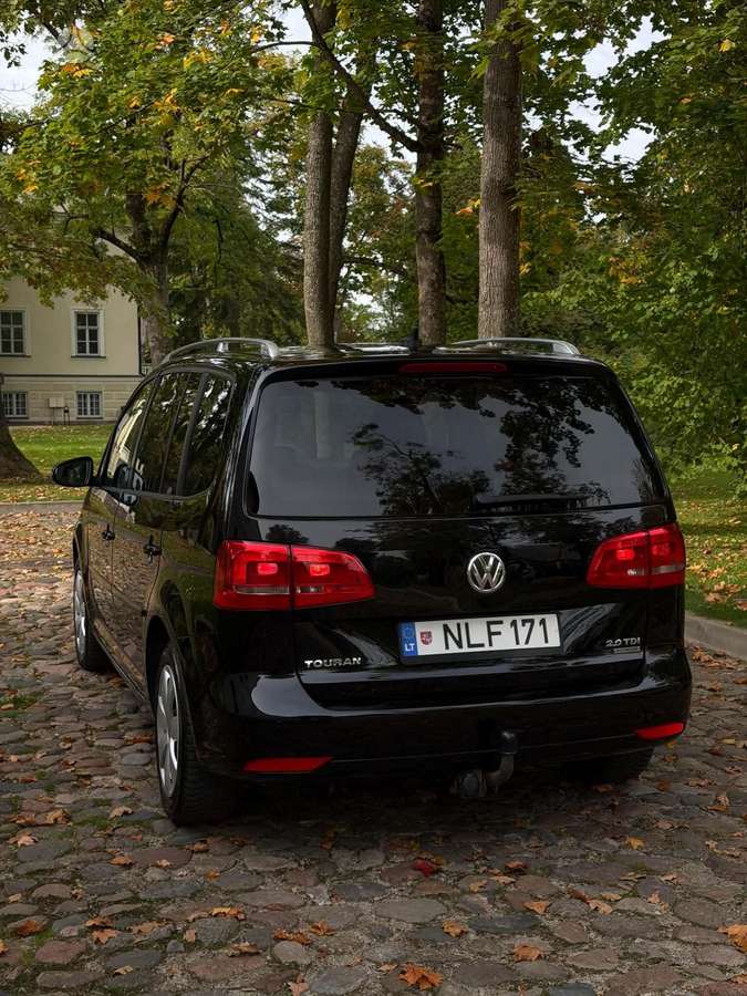Volkswagen Touran 2012 — салон