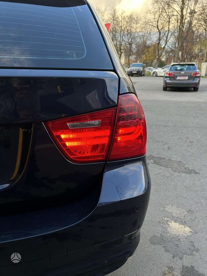 BMW 320 2009 — photo 11