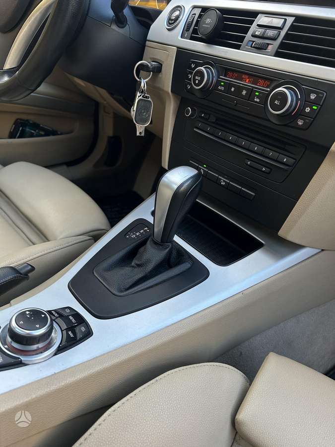 BMW 320 2009 — photo 19