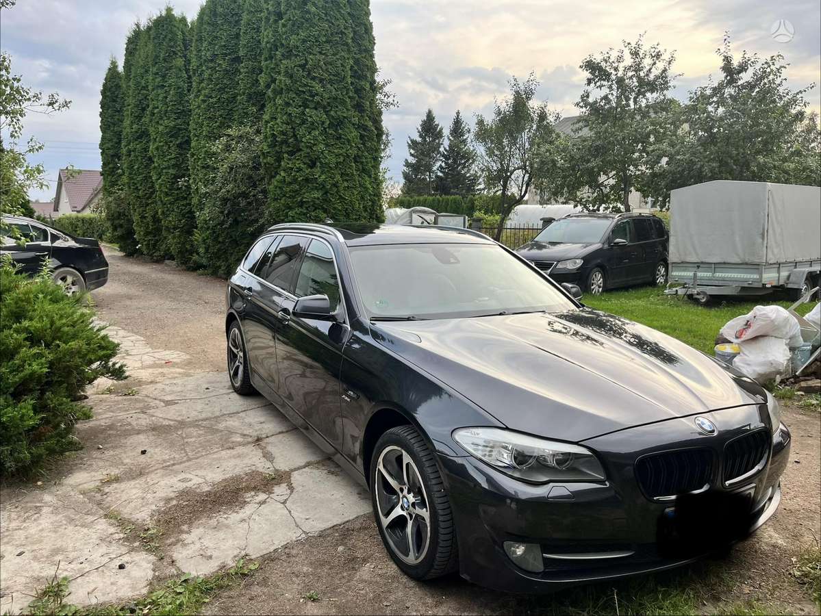 BMW 530 2011 — rear view