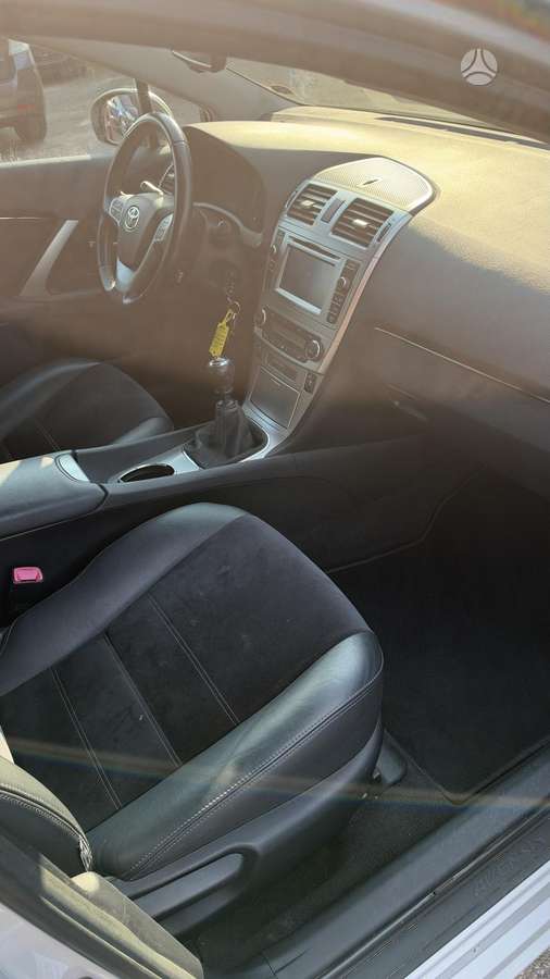 Toyota Avensis 2015 — photo 13
