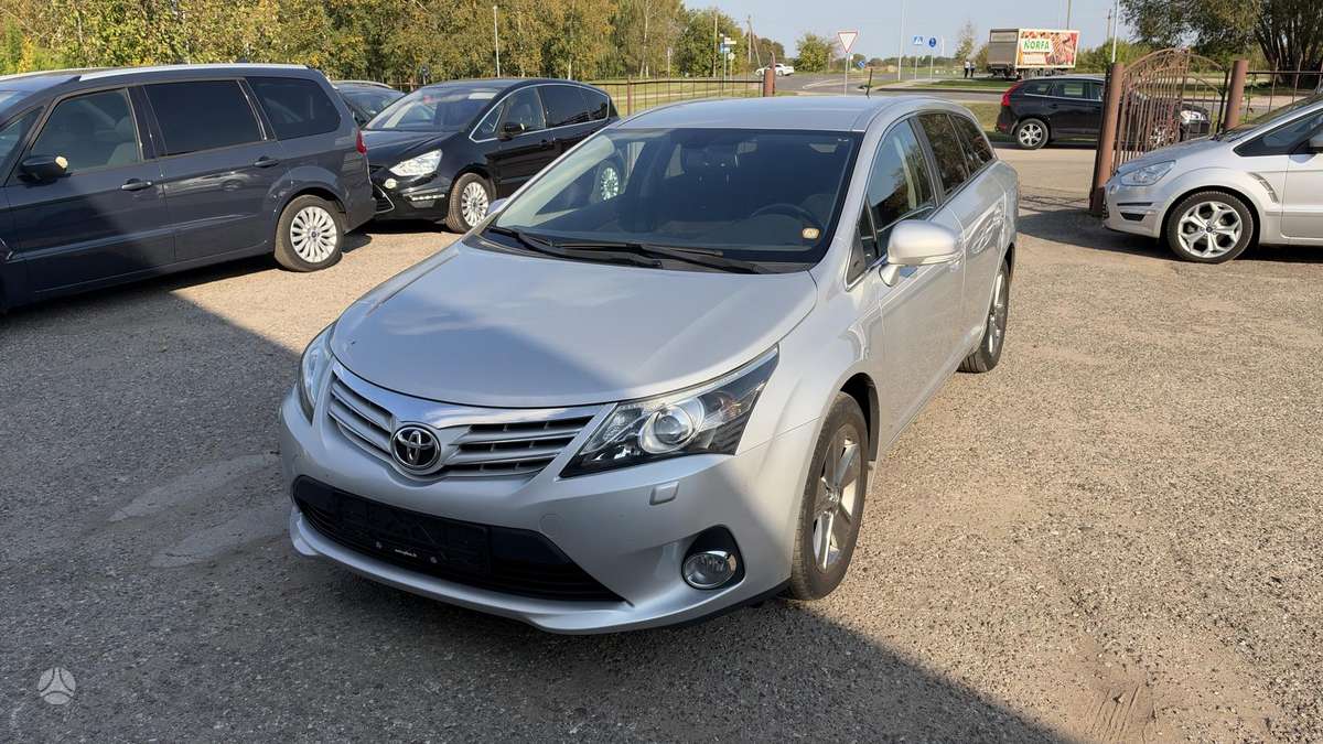 Toyota Avensis 2015 — rear view