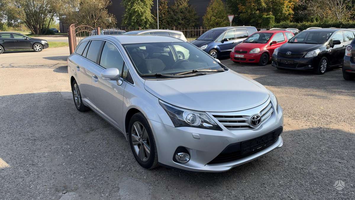 Toyota Avensis 2015 — interior