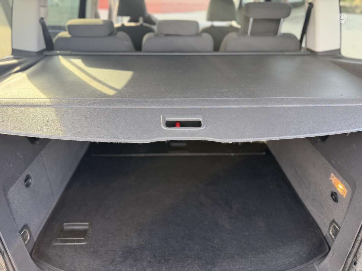 Volkswagen Touran 2012 — photo 17