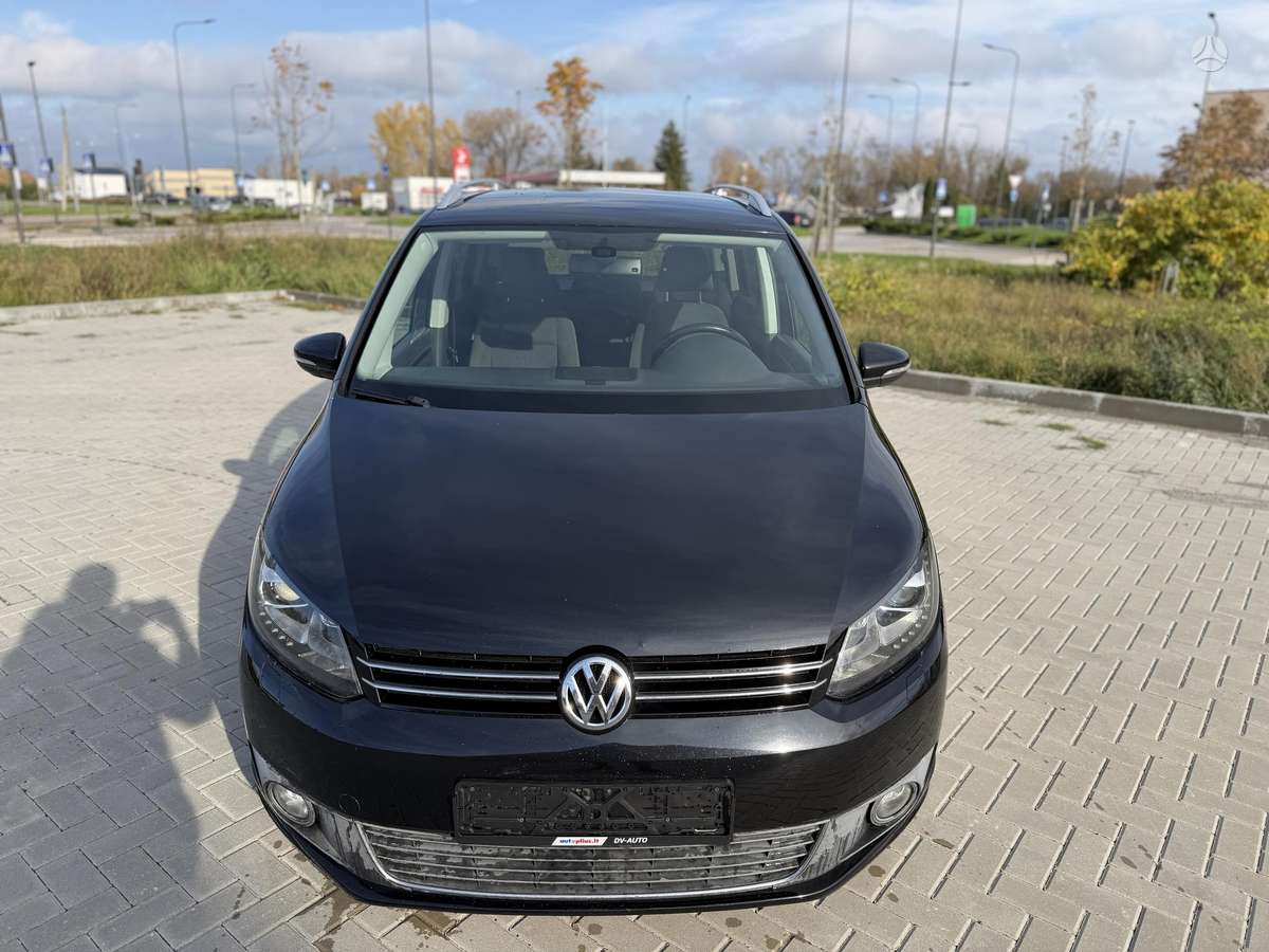 Volkswagen Touran 2012 — interior