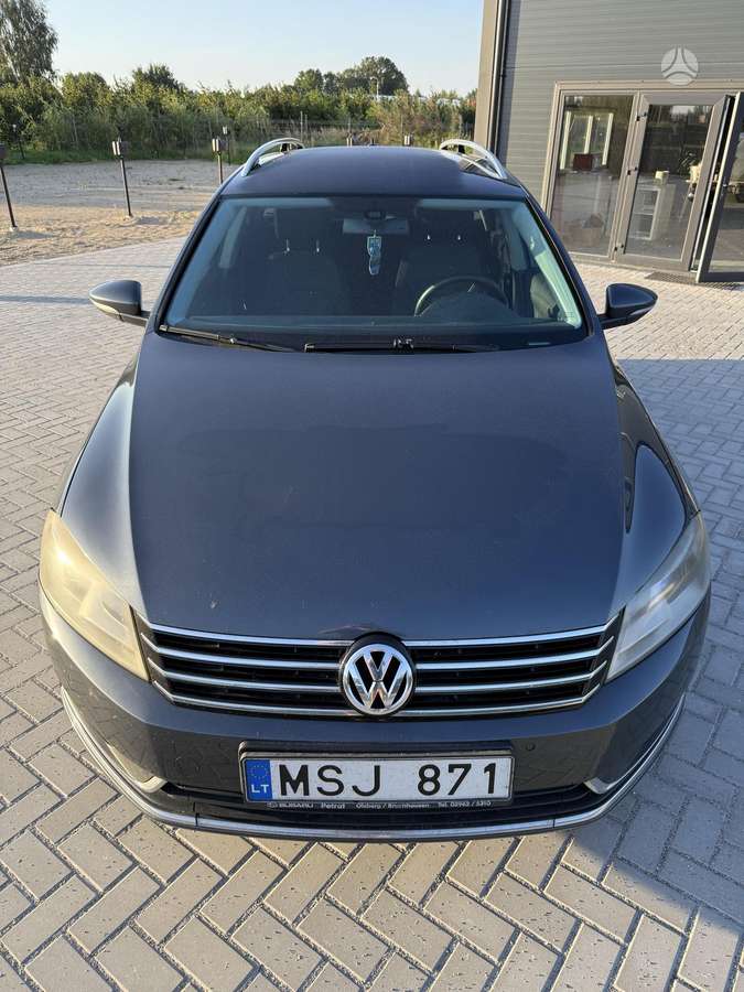 Volkswagen Passat 2012 — вигляд ззаду