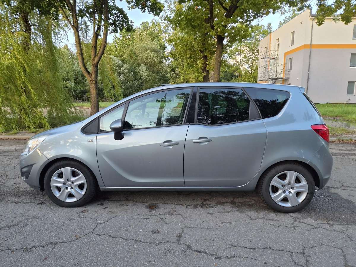 Opel Meriva 2011 — rear view