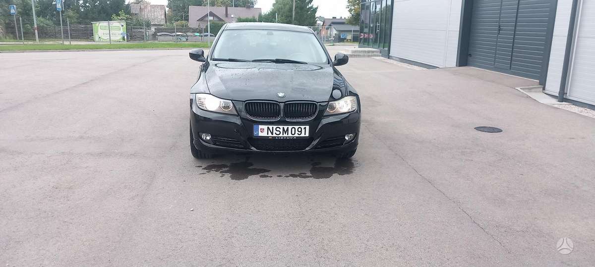 BMW 320 2011 — вигляд ззаду
