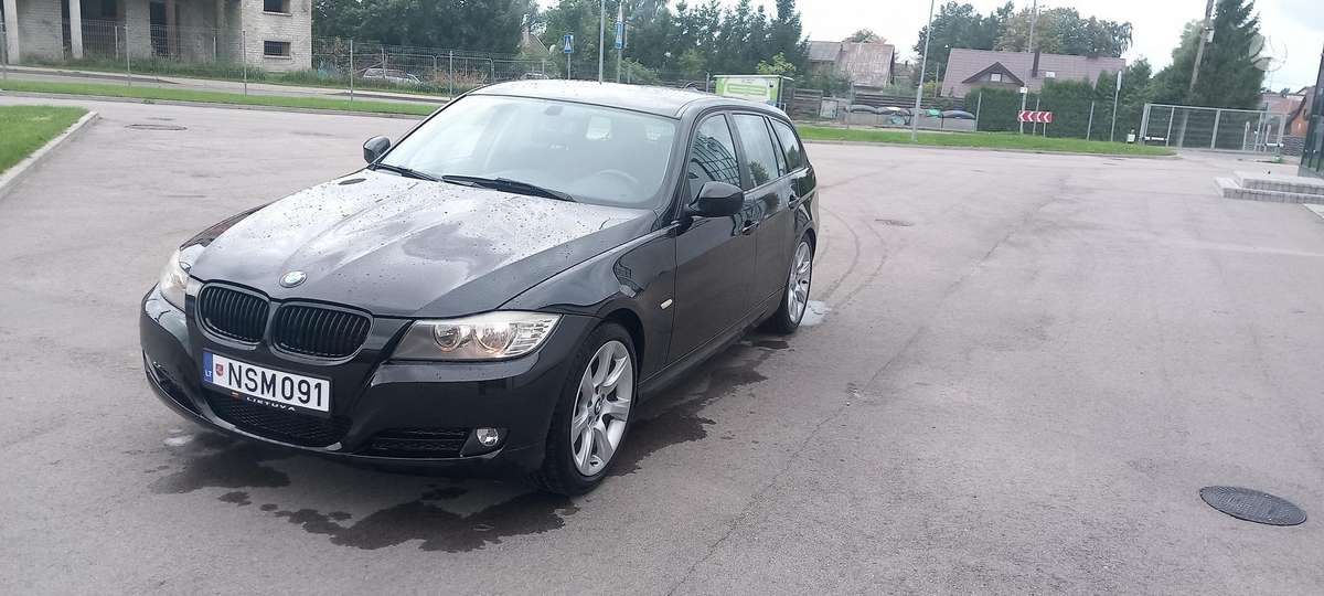 BMW 320 2011 — салон