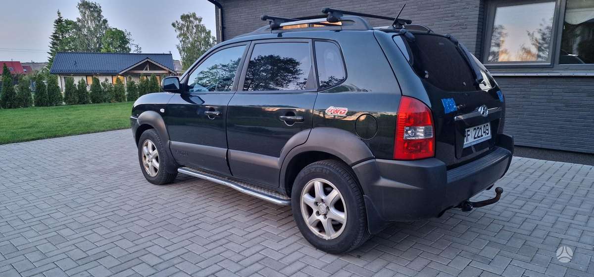 Hyundai Tucson 2004 — rear view