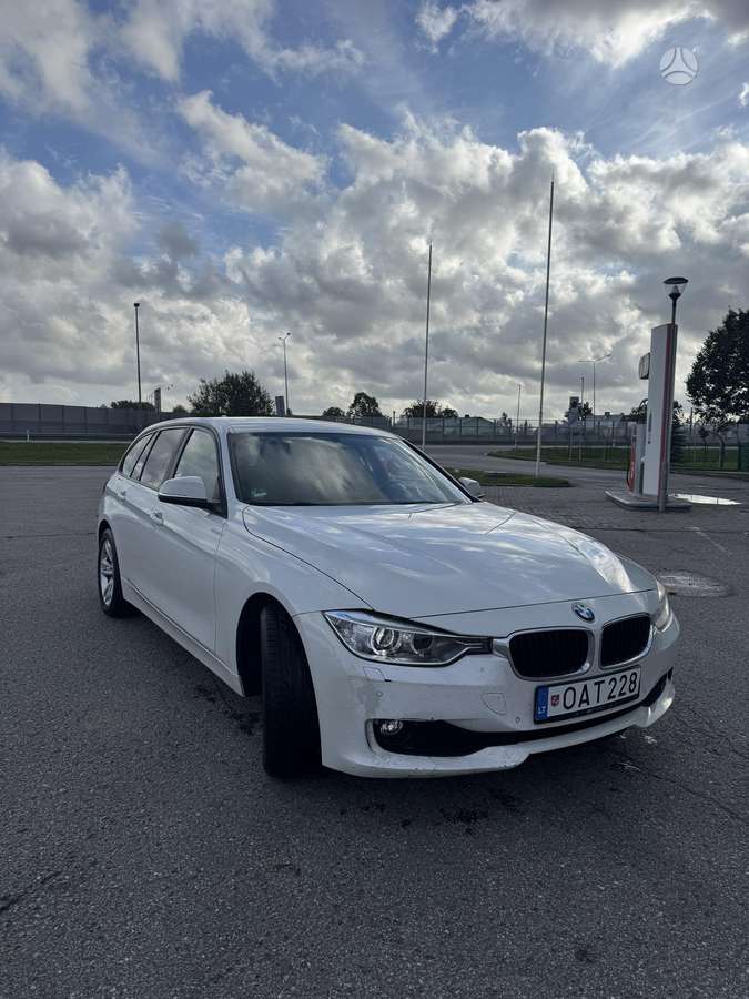 BMW 318 2014 — interior