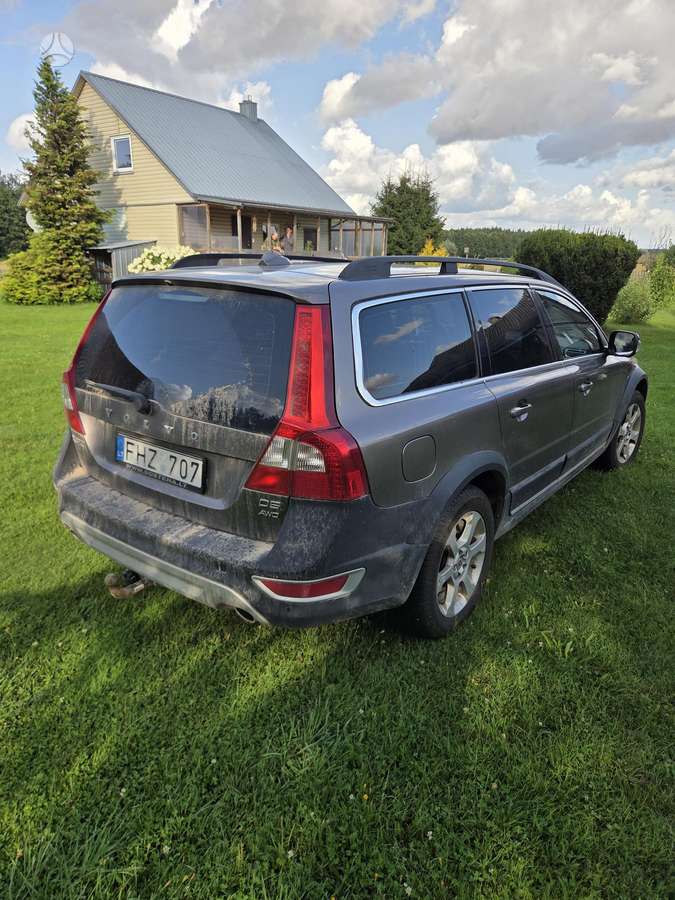 Volvo XC70 2011 — rear view