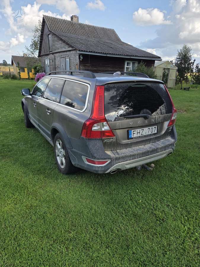 Volvo XC70 2011 — interior