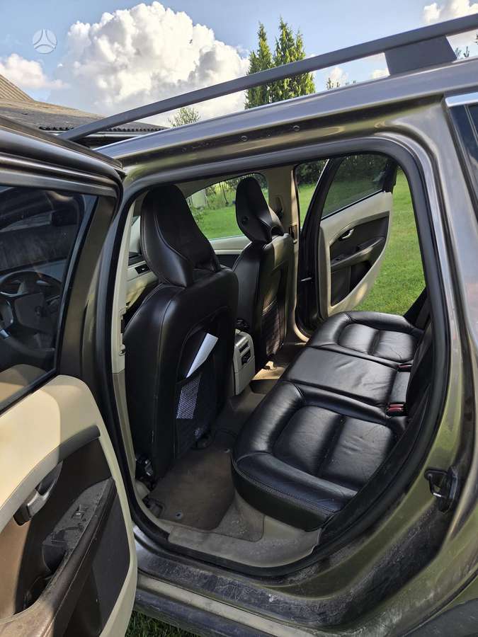 Volvo XC70 2011 — engine