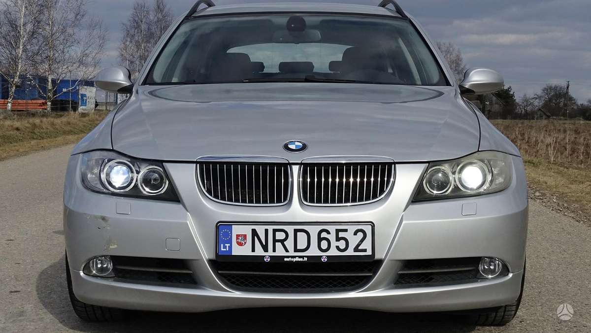 BMW 325 2006 — rear view