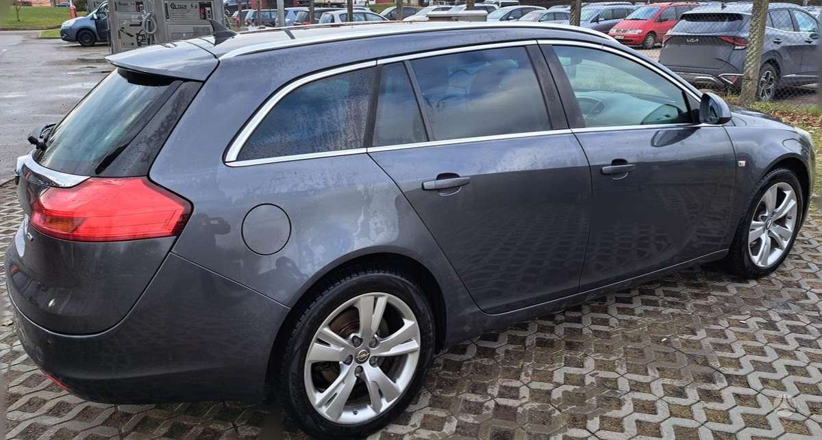 Opel Insignia 2009 — вигляд ззаду