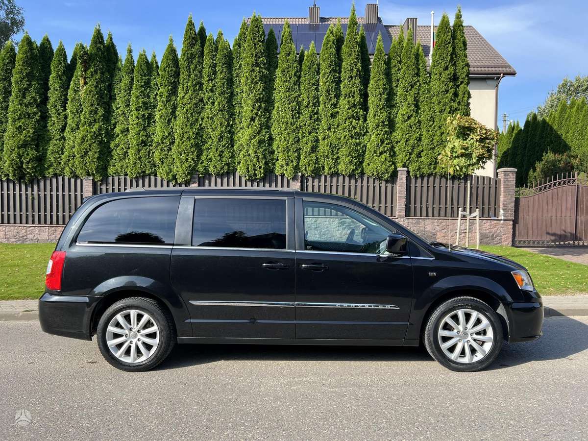 Chrysler Town 2011 — вигляд ззаду