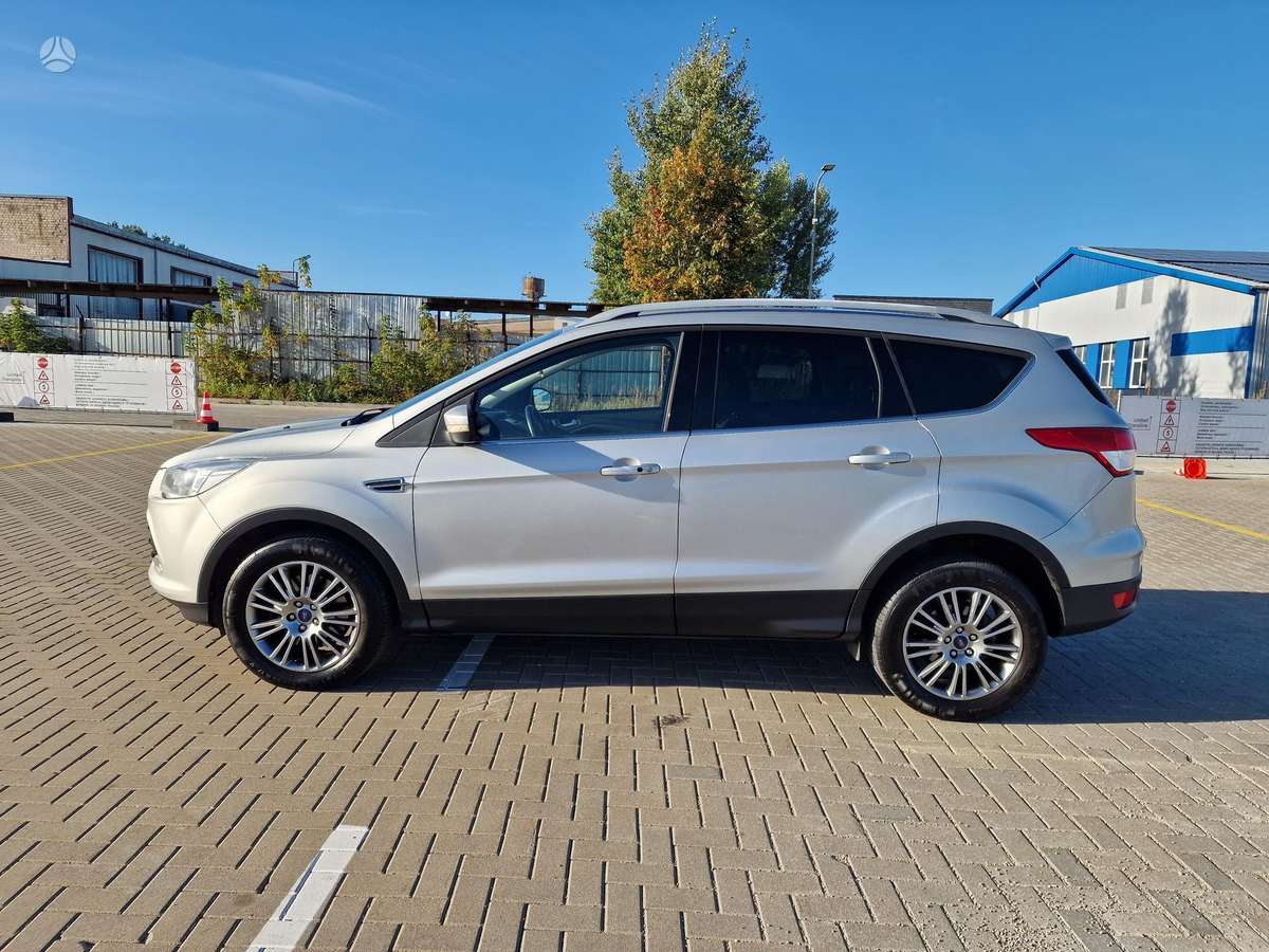 Ford Kuga 2013 — вигляд ззаду