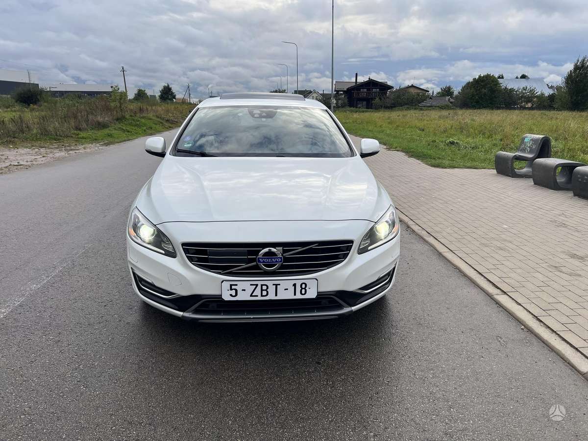 Volvo V60 2014 — салон