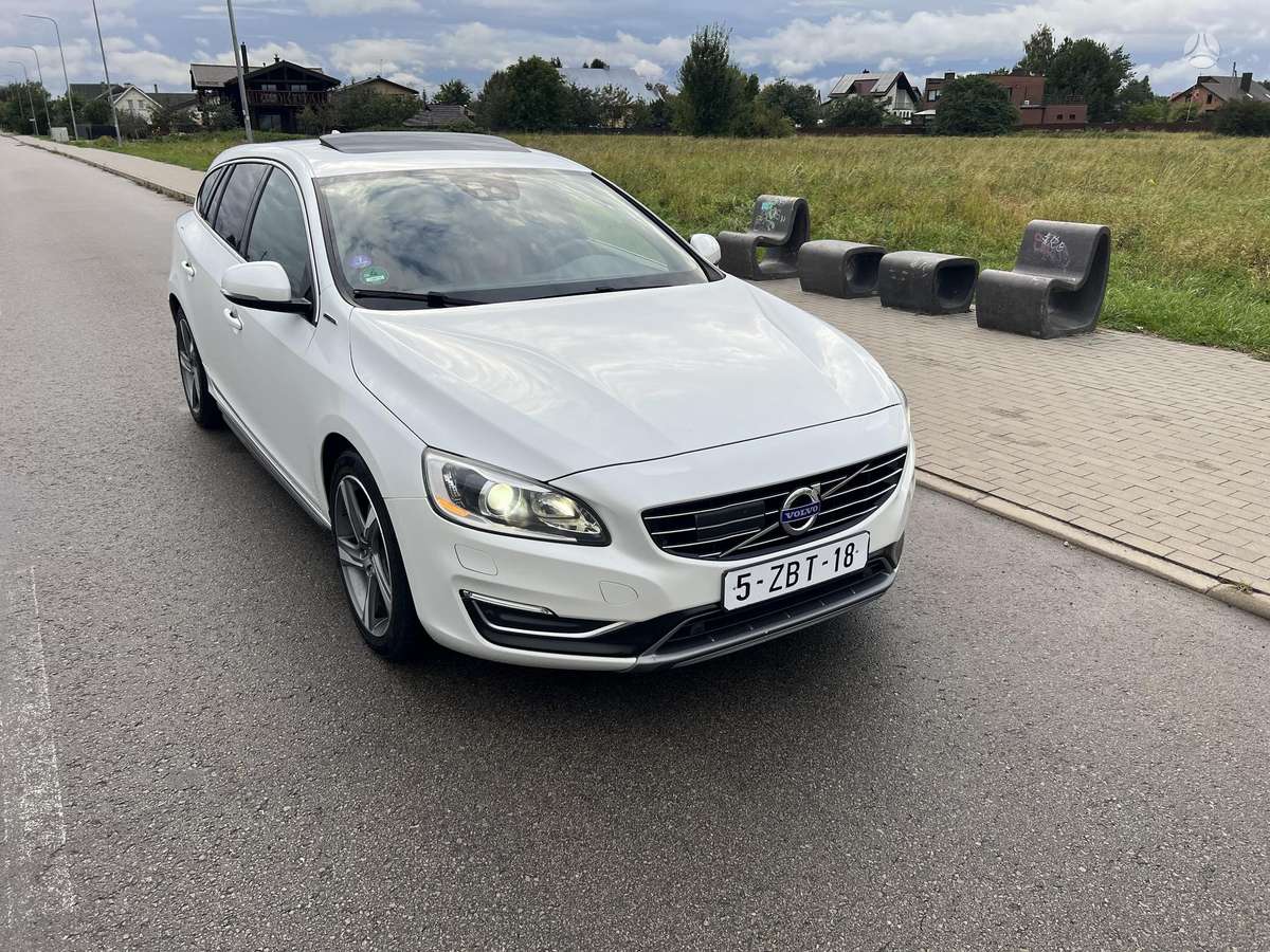 Volvo V60 2014 — двигун 2400 cm³, 215 HP (158kW)