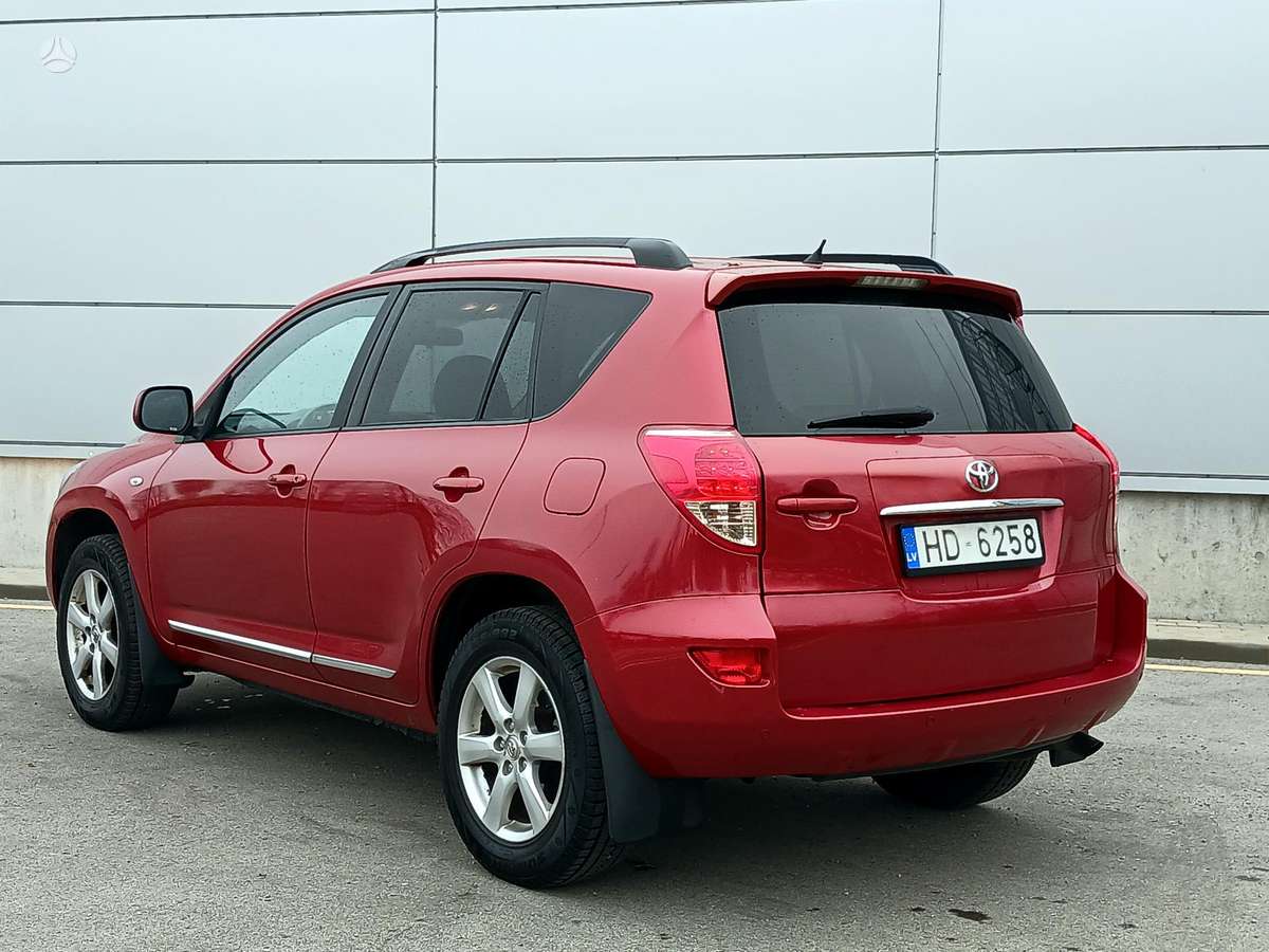 Toyota RAV4 2008 — rear view