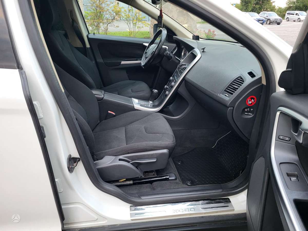 Volvo XC60 2011 — photo 20