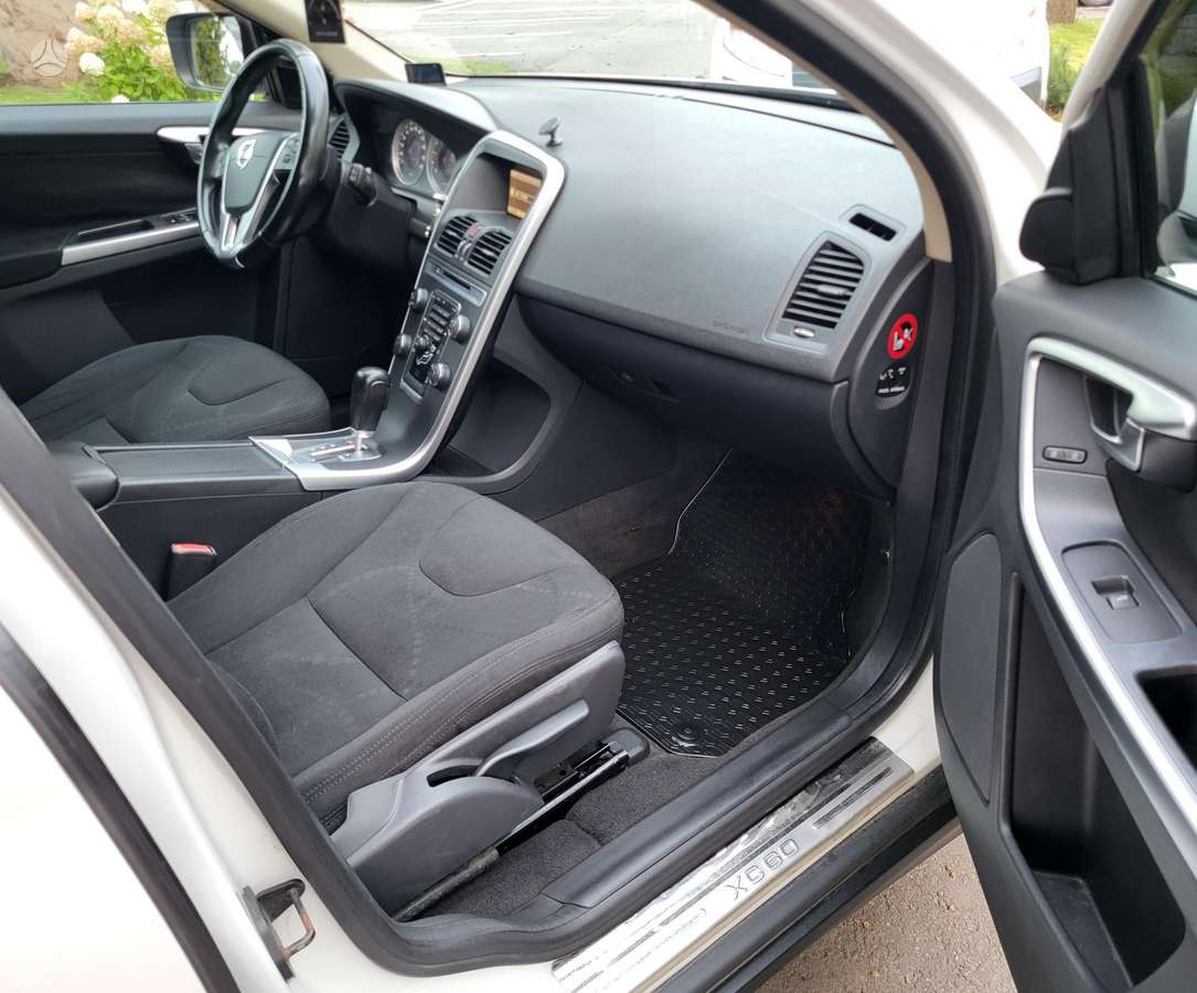 Volvo XC60 2011 — photo 24