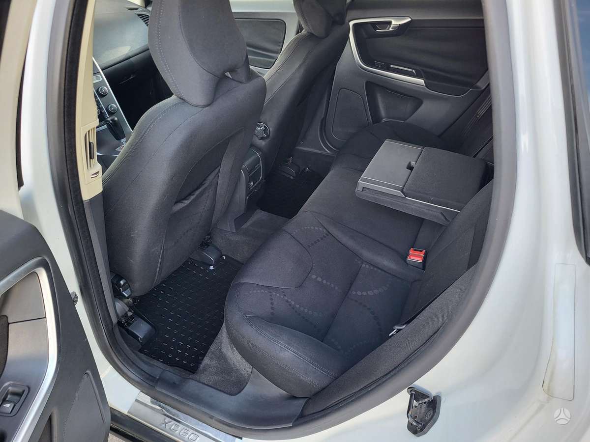 Volvo XC60 2011 — photo 8