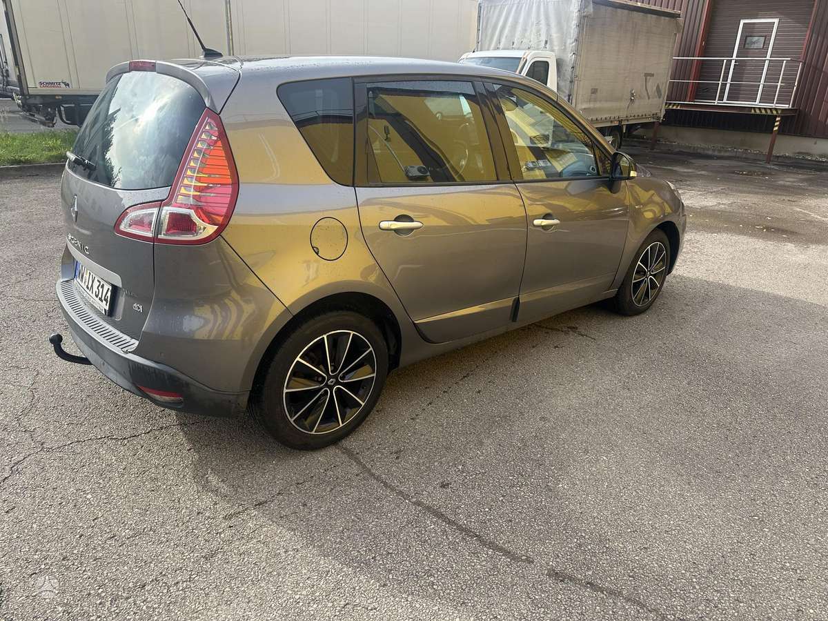 Renault Scenic 2011 — салон