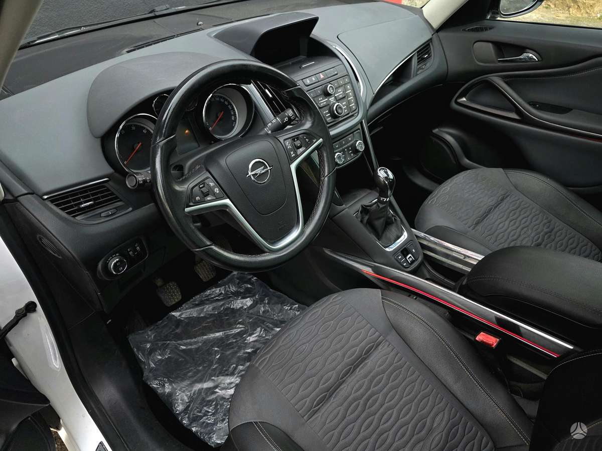 Opel Zafira 2014 — photo 14