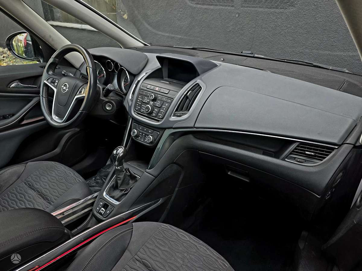 Opel Zafira 2014 — photo 17