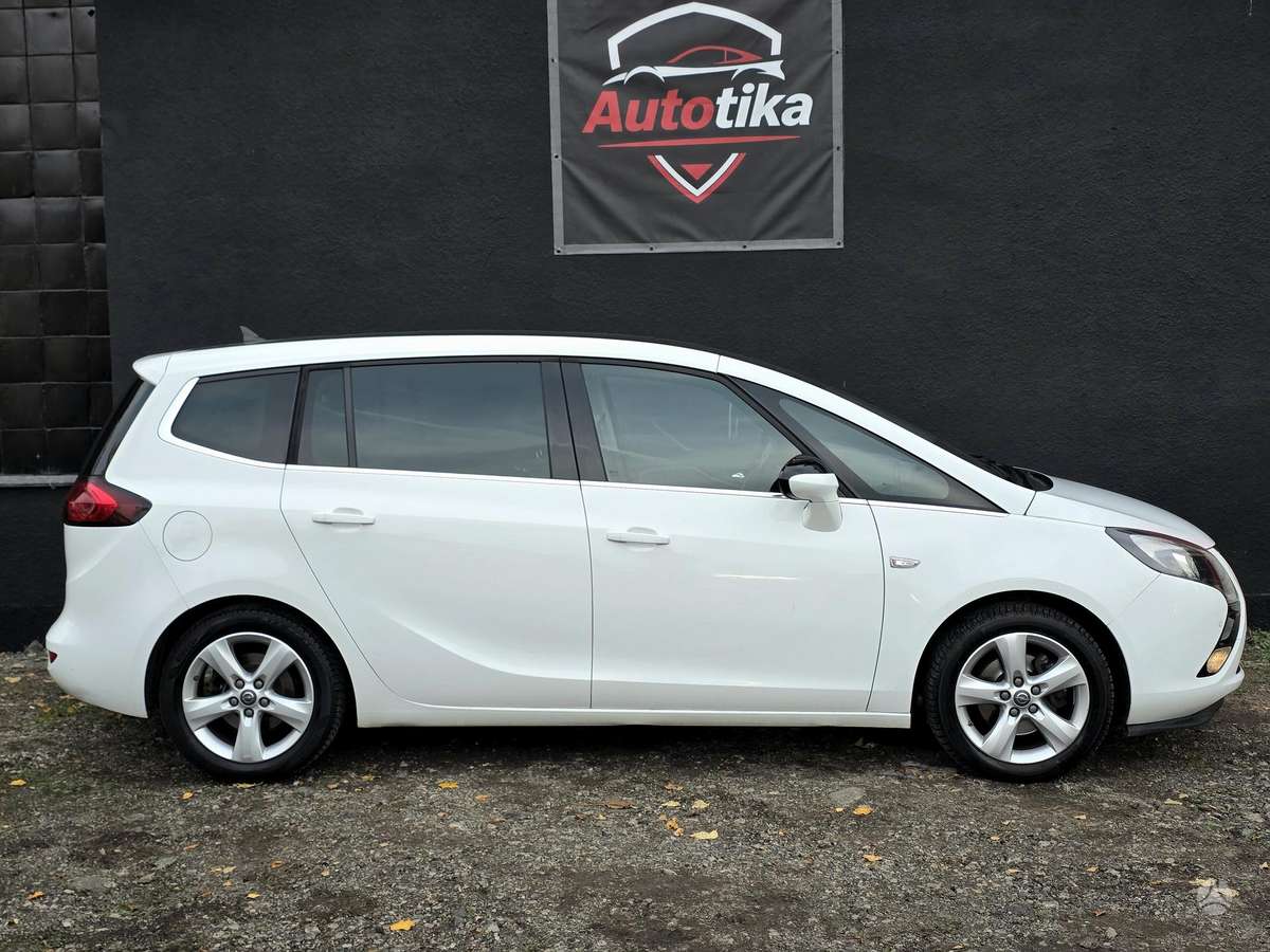 Opel Zafira 2014 — rear view