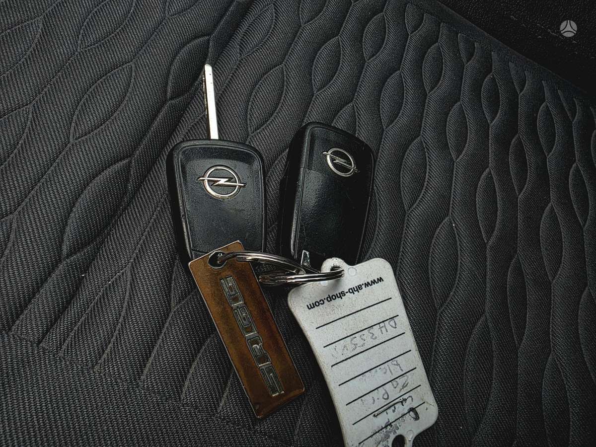 Opel Zafira 2014 — photo 31