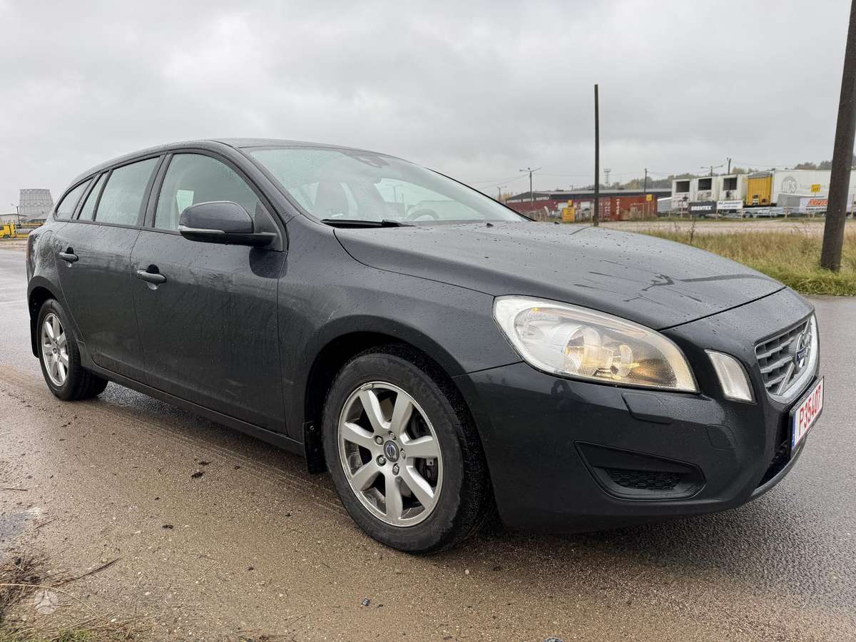 Volvo V60 2011 — салон