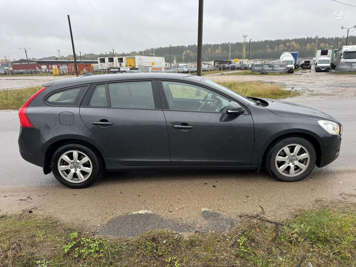 Volvo V60 2011 — двигун 2400 cm³, 215 HP (158kW)