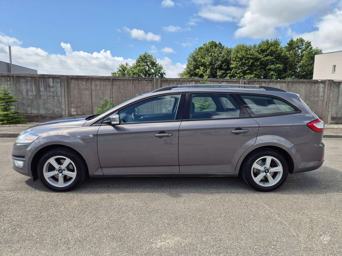 Ford Mondeo 2011 — rear view