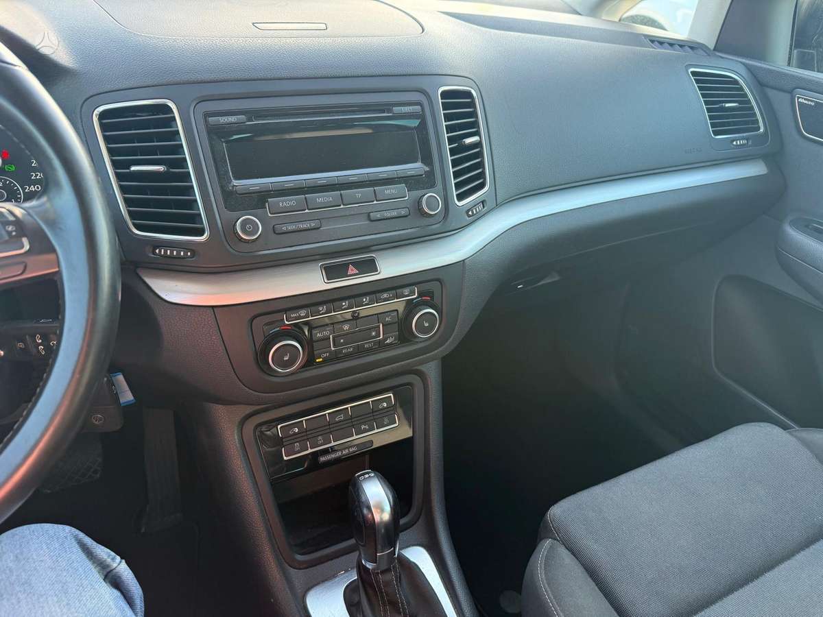 Volkswagen Sharan 2011 — photo 14