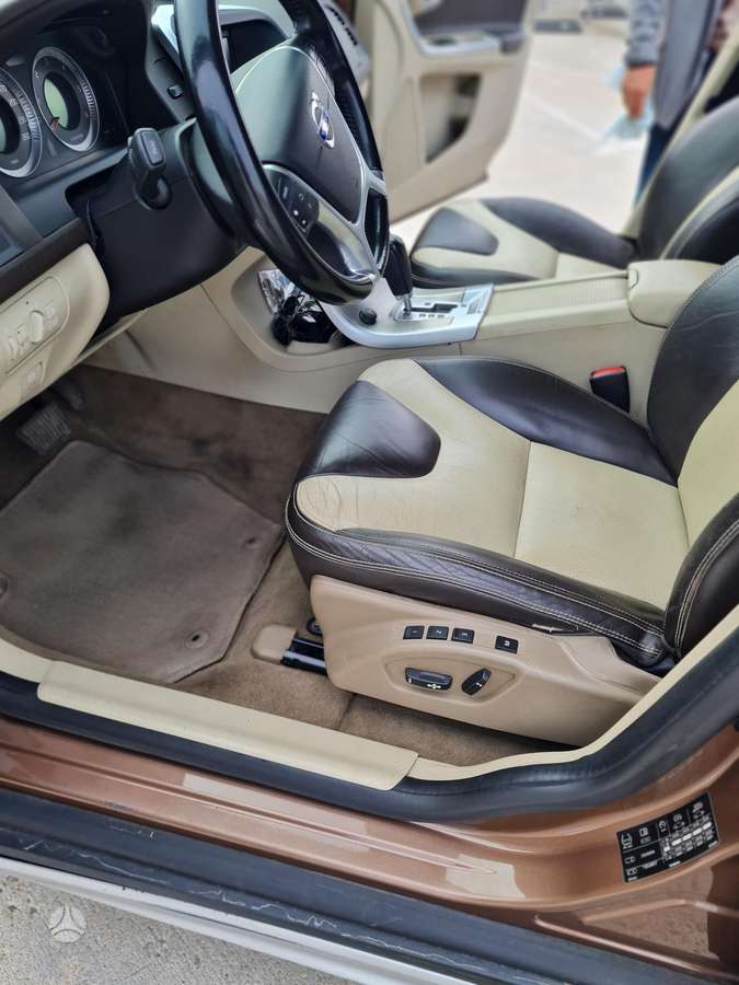 Volvo XC60 2010 — photo 10