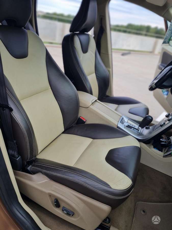 Volvo XC60 2010 — photo 11