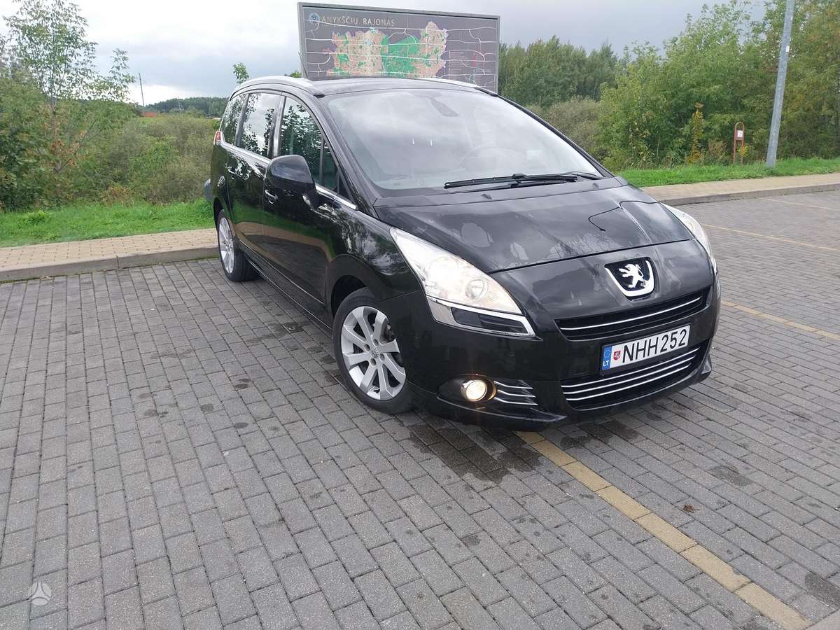 Peugeot 5008 2011 — rear view