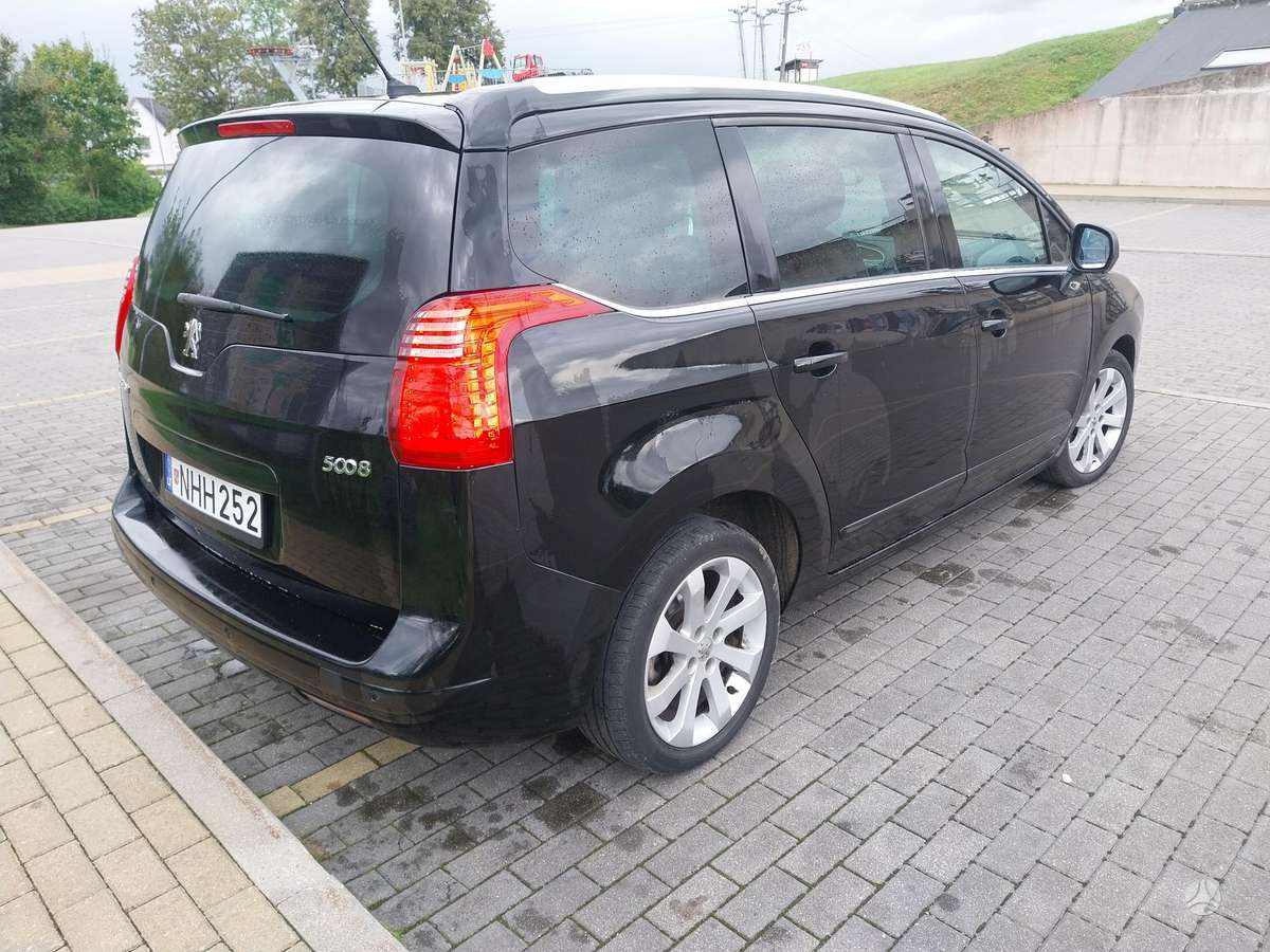 Peugeot 5008 2011 — interior