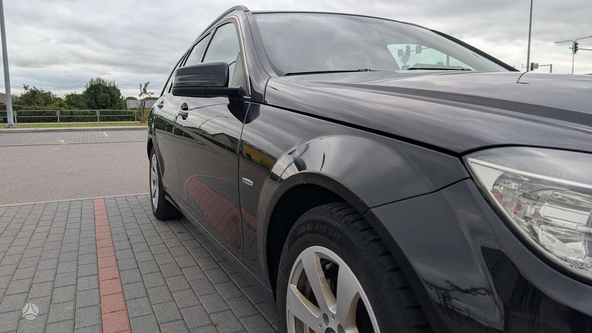 Mercedes-Benz C200 2010 — photo 10