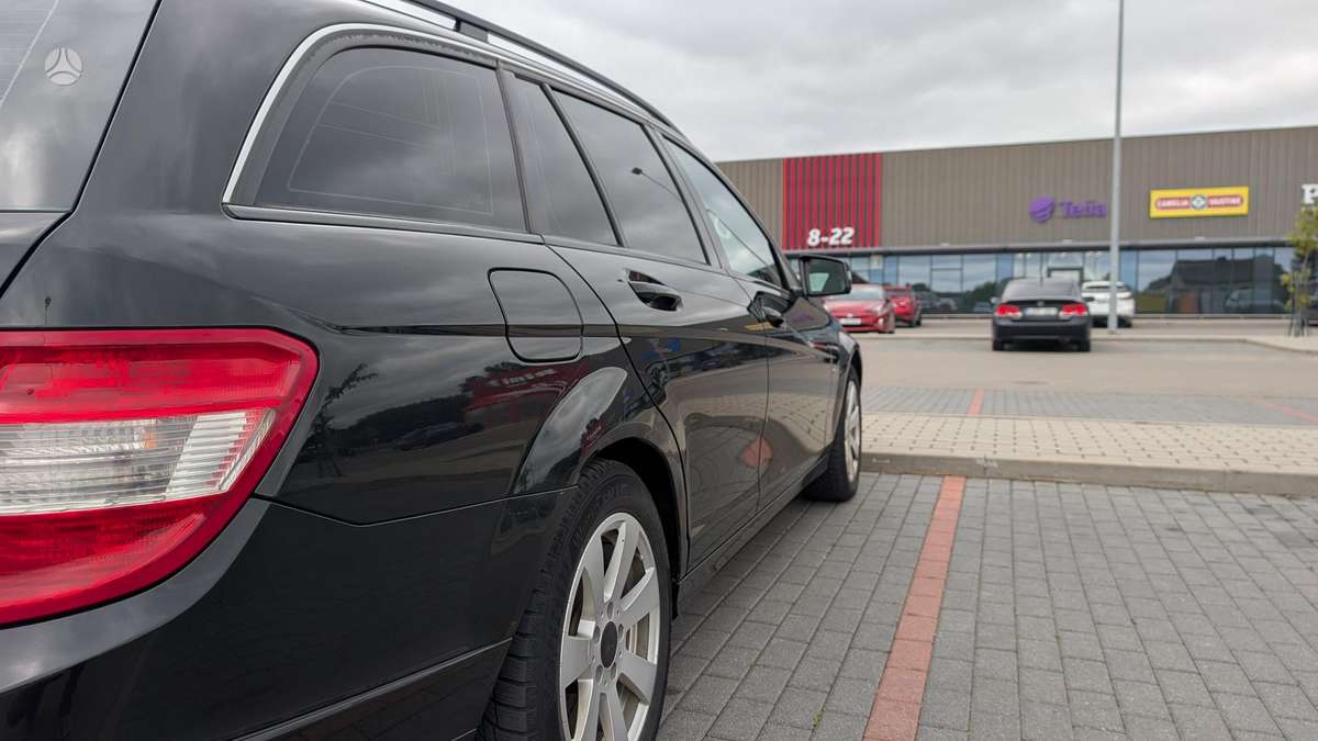 Mercedes-Benz C200 2010 — photo 11