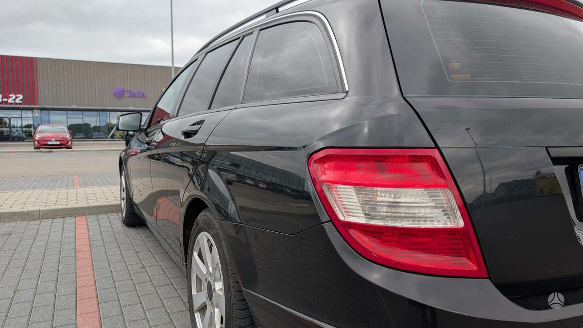 Mercedes-Benz C200 2010 — photo 12