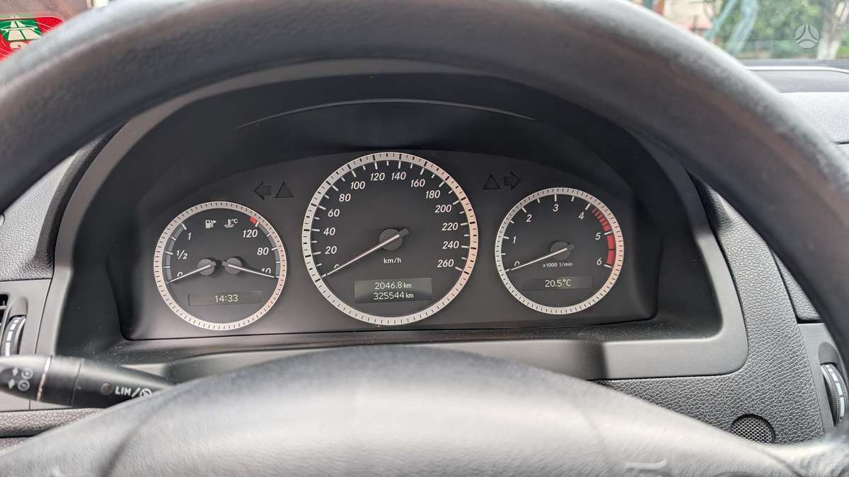 Mercedes-Benz C200 2010 — photo 13