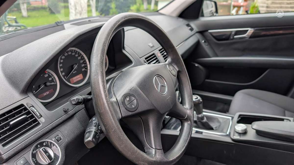 Mercedes-Benz C200 2010 — photo 14
