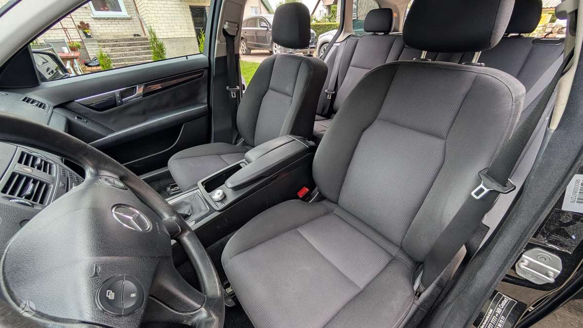 Mercedes-Benz C200 2010 — photo 15