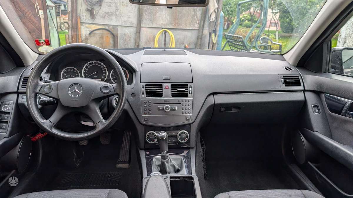 Mercedes-Benz C200 2010 — photo 16